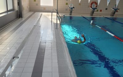 Pływające dzieci na basenie.